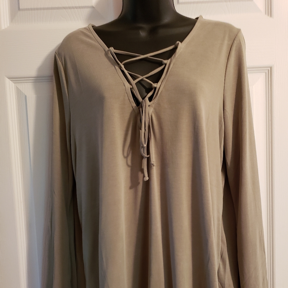 🦋NWOT🦋 Solid top with lace up front